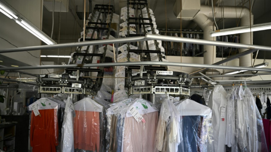 "38&deg;C, ressenti 41&deg;C" : les pressings s'adaptent, contraints de travailler sous une chaleur de plomb