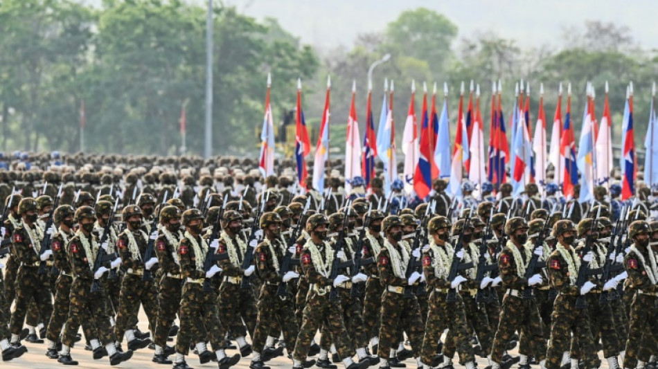 Birmanie: démonstration de force de la junte qui promet d'"anéantir" les opposants