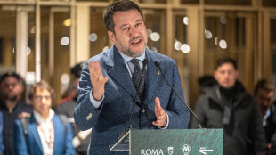 Salvini, Lega voter&agrave; decreti sulle armi solo con un cambio di passo
