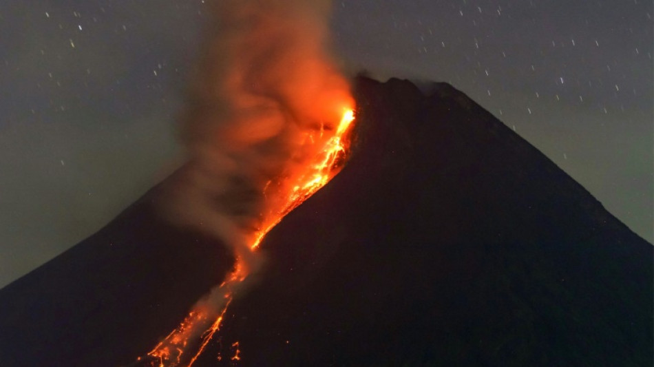 Le volcan indon&eacute;sien Merapi en &eacute;ruption crache de la lave en fusion