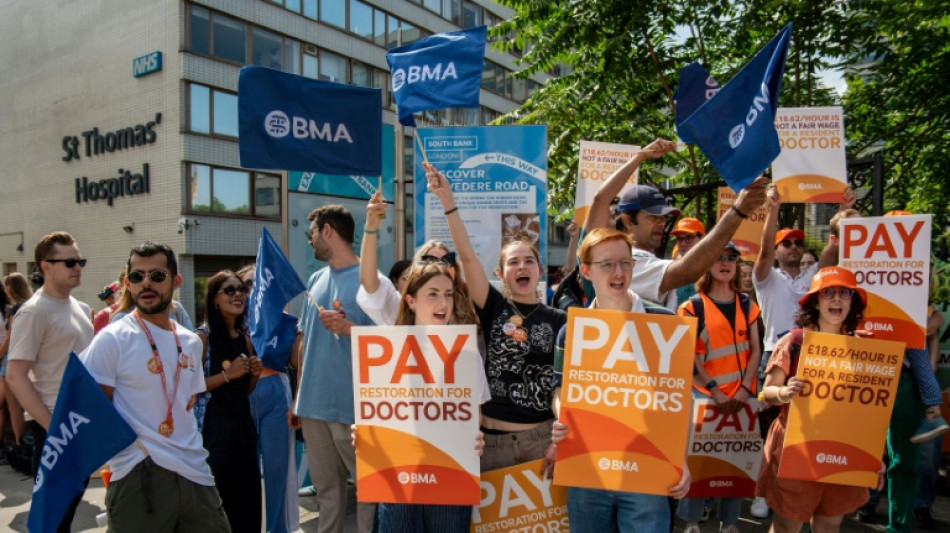Des milliers de jeunes m&eacute;decins en gr&egrave;ve dans les h&ocirc;pitaux d'Angleterre