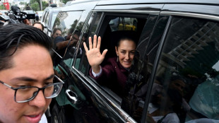 La presidenta de M&eacute;xico visita una zona afectada por el hurac&aacute;n John
