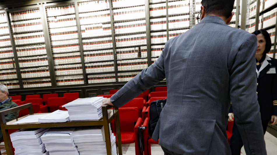 Dl lavoro: opposizioni lasciano commissione, '&egrave; una pantomima'
