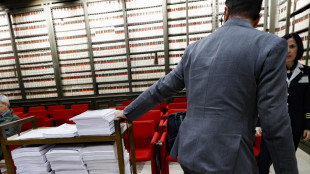 Dl lavoro: opposizioni lasciano commissione, '&egrave; una pantomima'