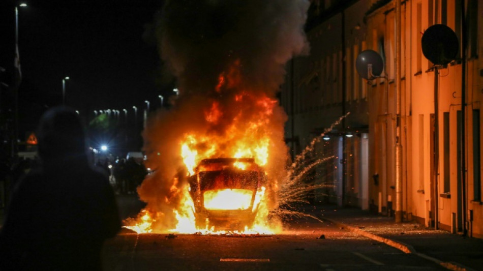 Ciudad de Irlanda del Norte vive su tercera noche de disturbios antiinmigrantes