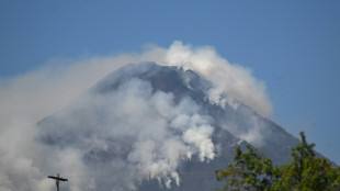 Voraz incendio forestal avanza en laderas de volcán de Agua en Guatemala