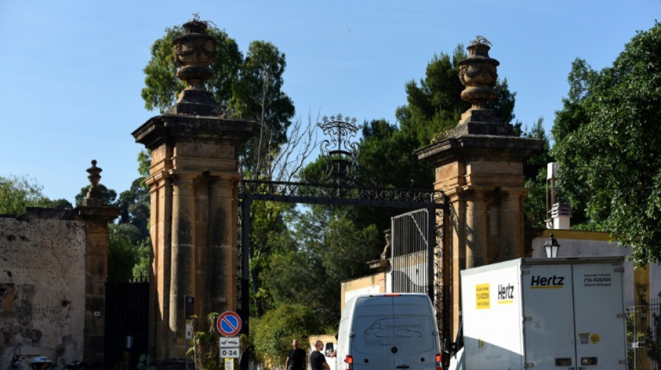 Sic&iacute;lia se prepara para festa de casamento de Dua Lipa e Callum Turner