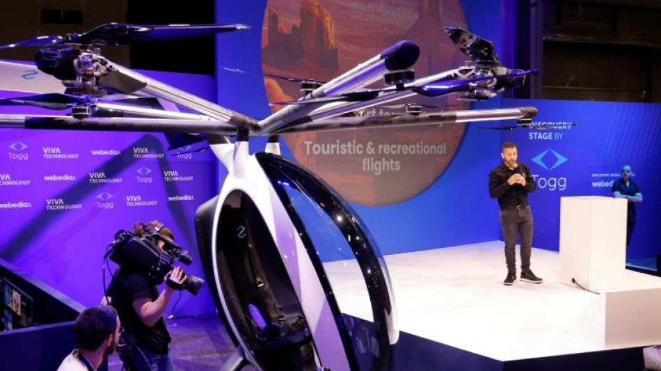 L'inventeur Franky Zapata &eacute;choue dans sa travers&eacute;e de la Manche &agrave; bord d'un mini-h&eacute;licopt&egrave;re