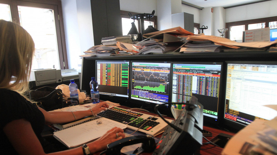 Borsa: Milano chiude in rialzo con sprint di Iveco, gi&ugrave; Diasorin