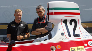 Ferrari livrea per Monza, piloti indossano il blu per Lauda '75
