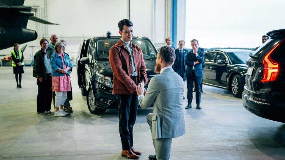 Sueco libertado em troca de prisioneiros com Ir&atilde; pede namorado em casamento