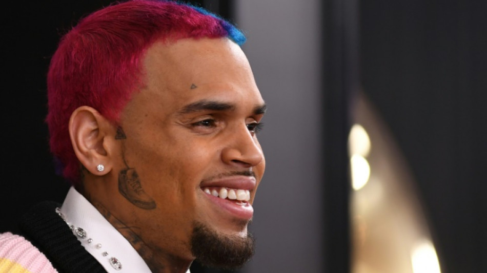 Cantor Chris Brown, acusado de agressão no Reino Unido, ficará preso até meados de junho