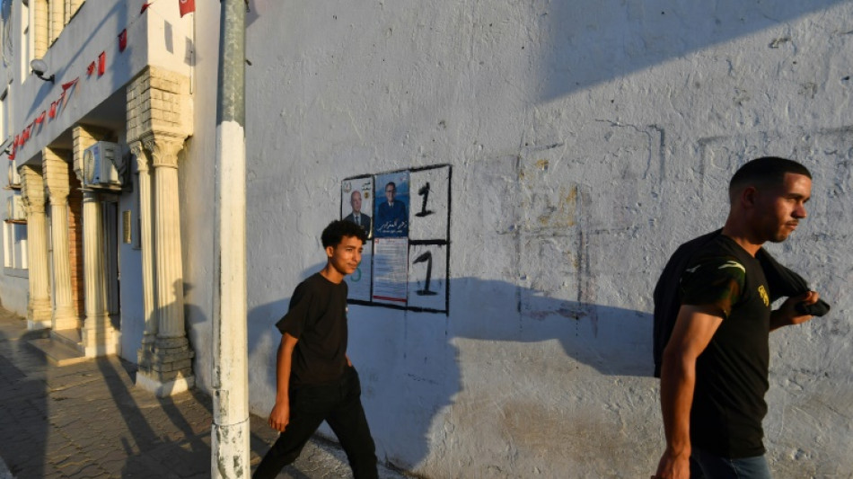 D&eacute;&ccedil;us de la politique, les jeunes Tunisiens veulent massivement quitter le pays