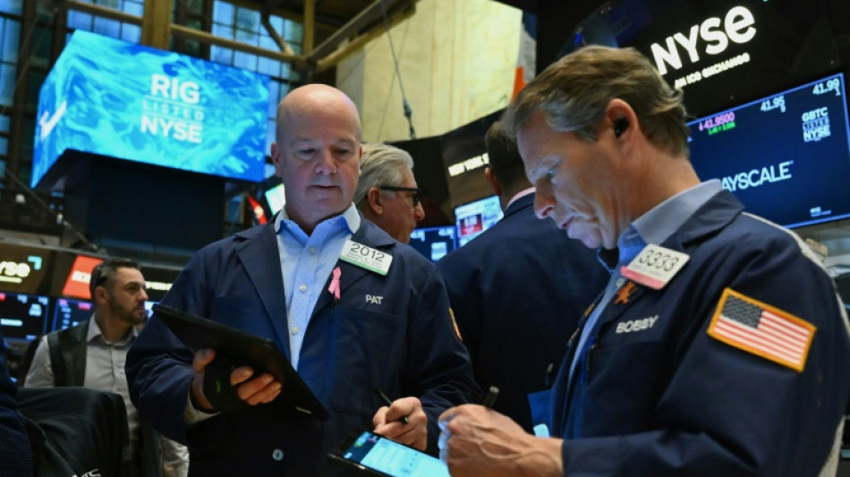 Wall Street ouvre en l&eacute;g&egrave;re baisse apr&egrave;s un long week-end 