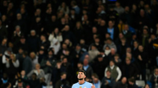 City vence Aston Villa (2-1) no fim e fica mais perto de vaga na Champions