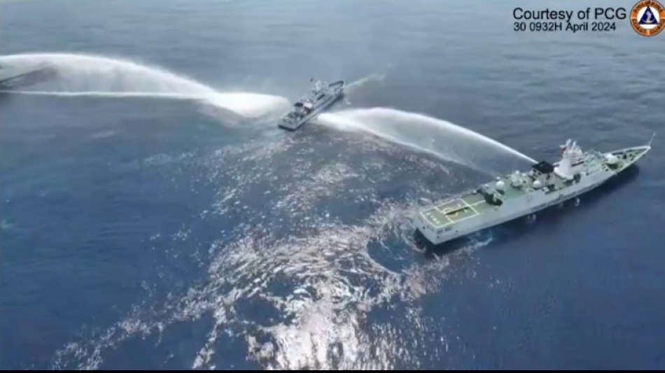Filipinas acusa China de usar canh&otilde;es de &aacute;gua contra dois navios