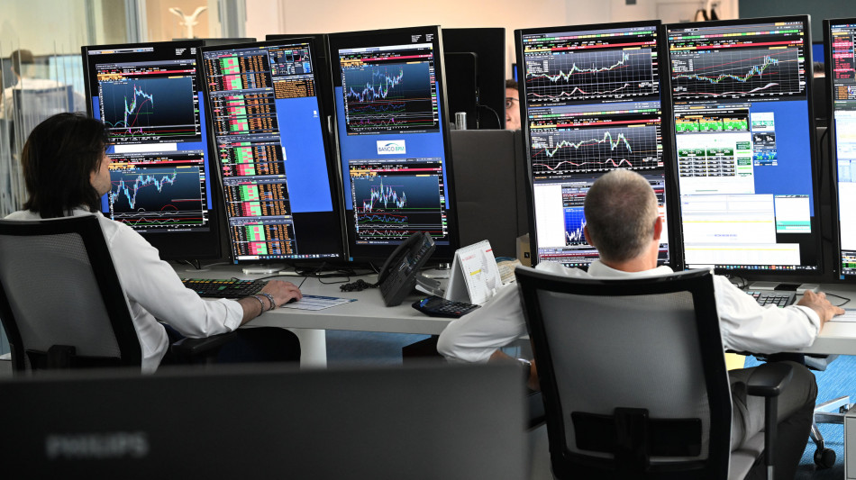 Borsa: Milano sale con le banche, male Stellantis