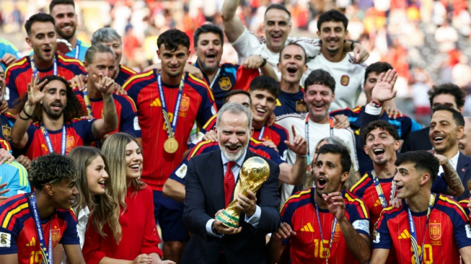 Sele&ccedil;&atilde;o espanhola aterrissa no aeroporto Madrid-Barajas