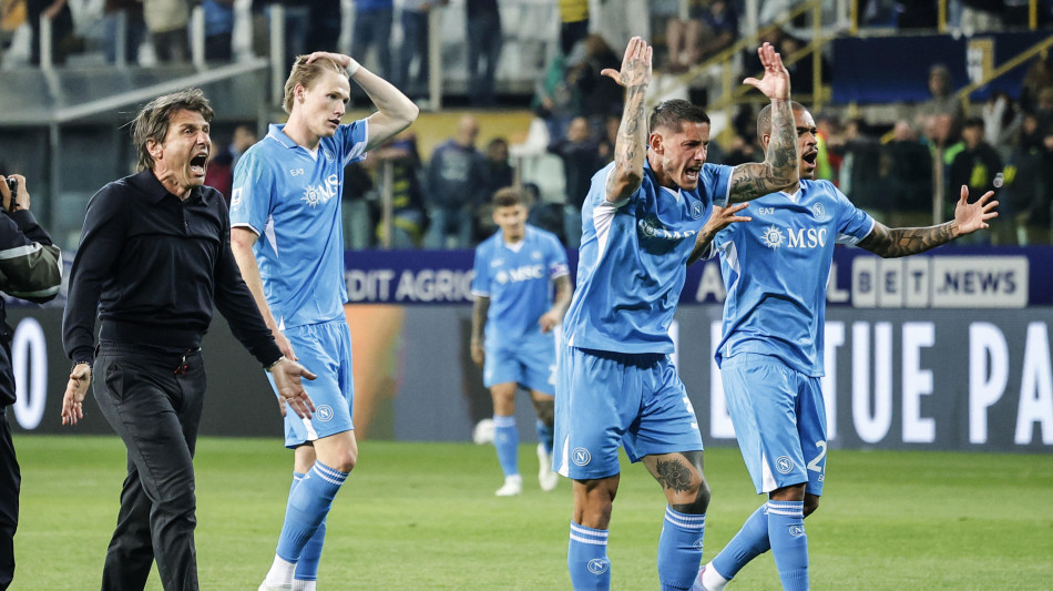 Conte mostra lo scudetto ai tifosi e urla, "&egrave; per tutti voi"
