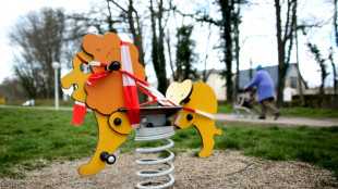 Vierj&auml;hriger in Nordrhein-Westfalen f&auml;hrt mit Auto durch Zaun auf Spielplatz 