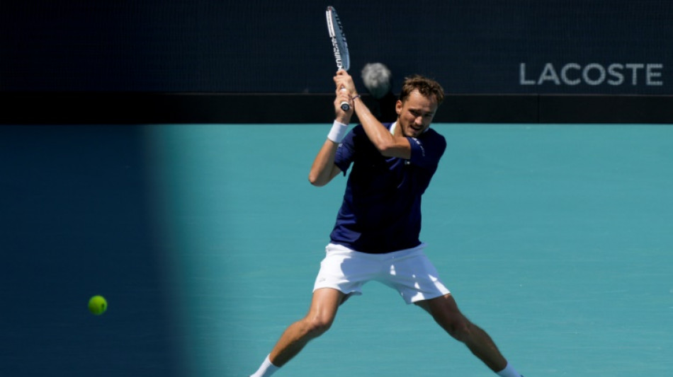 Medvedev advances in Miami as Murray downed