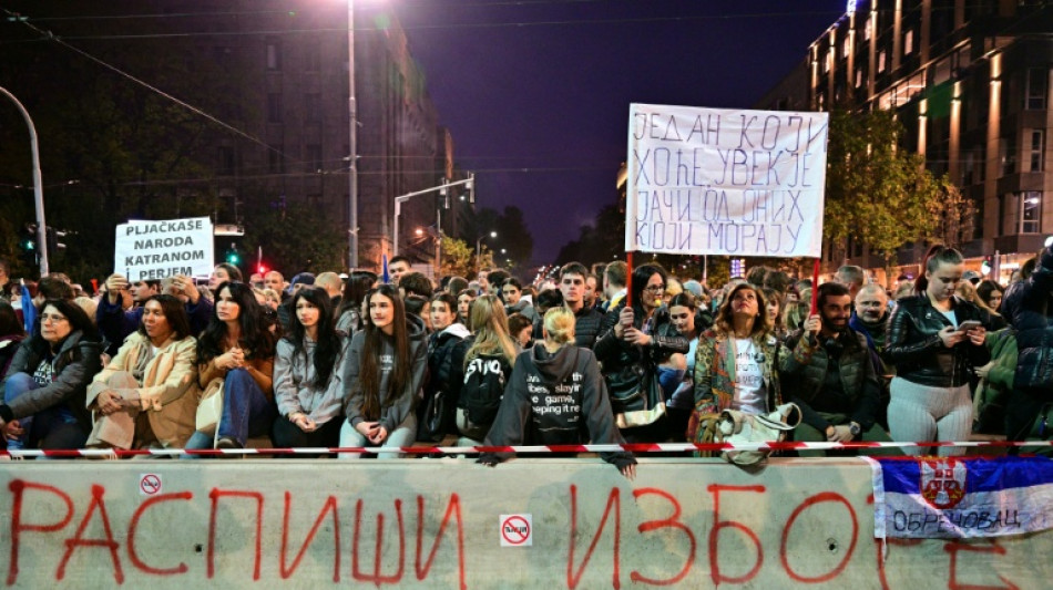 Tausende Unterst&uuml;tzer sowie Kritiker der Regierung bei Massenprotesten in Belgrad