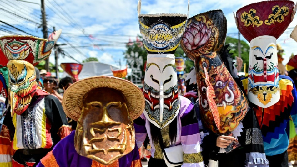 Tha&iuml;lande: masques, clochettes et costumes pour c&eacute;l&eacute;brer la "f&ecirc;te des fant&ocirc;mes"  
