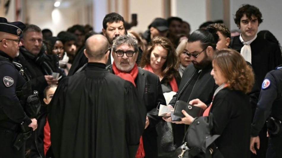 Tr&ecirc;s policiais franceses s&atilde;o julgados pela morte de entregador em 2020