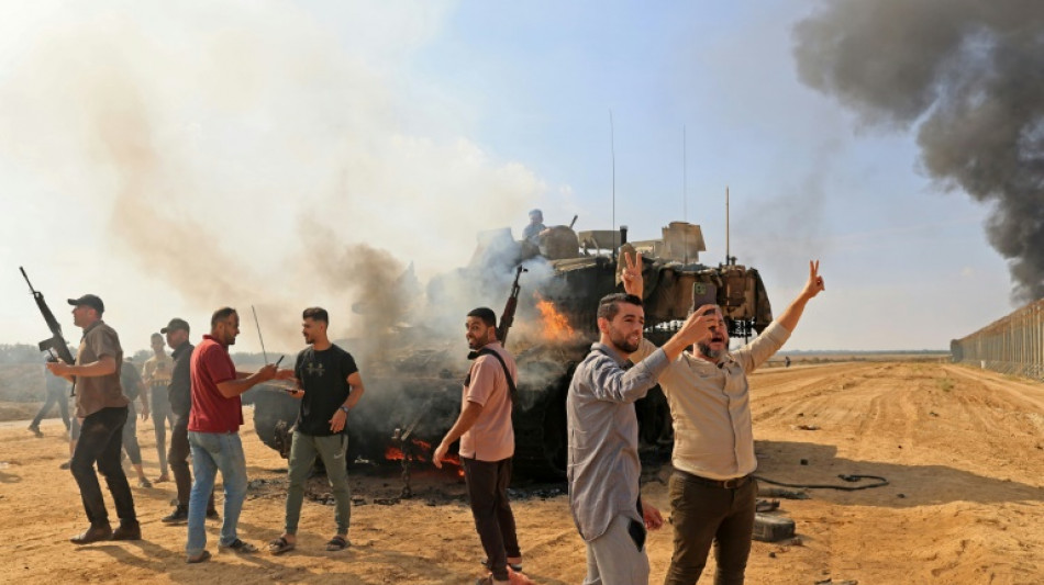 Hamas f&uuml;hrt drei Gefangene in Video vor