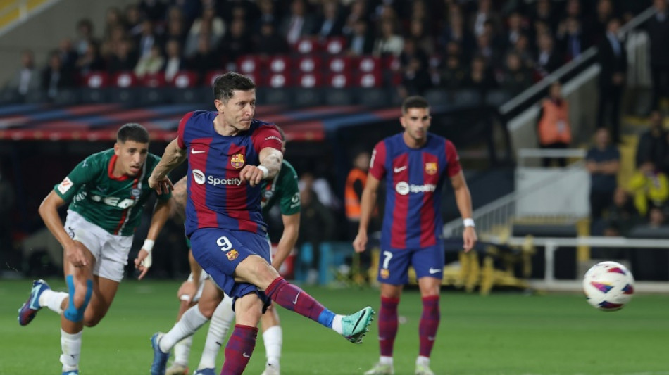 Com 2 de Lewandowski, Barcelona vira sobre Alav&eacute;s no Espanhol
