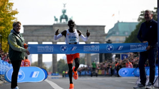 Kenyan Eliud Kipchoge beats world mark at Berlin Marathon 