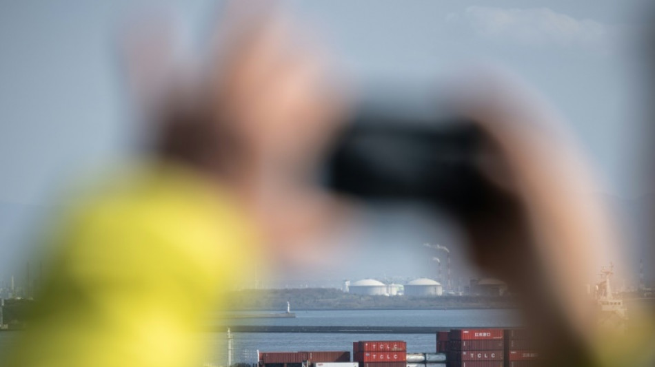 Trump diz que ninguém 'está livre' de tarifas, mas mercados operam em alta