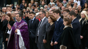 Fran&ccedil;a se despede de jovem assassinada em meio a debate sobre circunst&acirc;ncias de sua morte