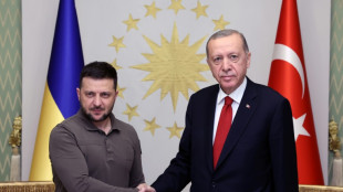 Zelenski reza en Estambul por v&iacute;ctimas de guerra en Ucrania