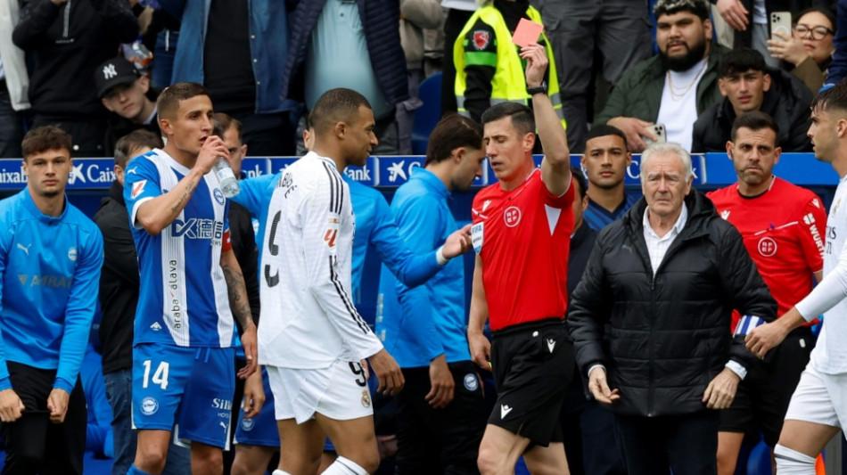 B&ouml;ser Tritt: Mbapp&eacute; sieht erstmals Rot im Real-Trikot