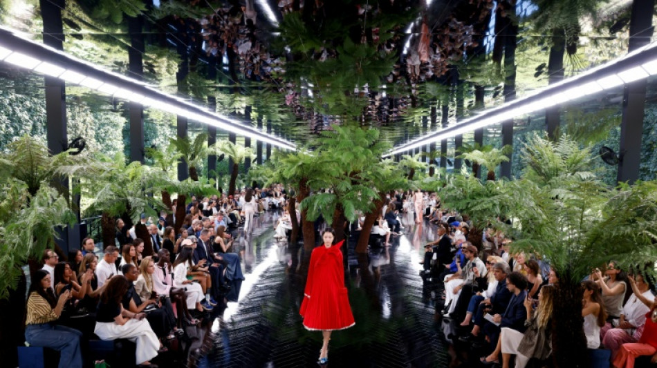 Anderson brinca com plissados na alta-costura para a Dior