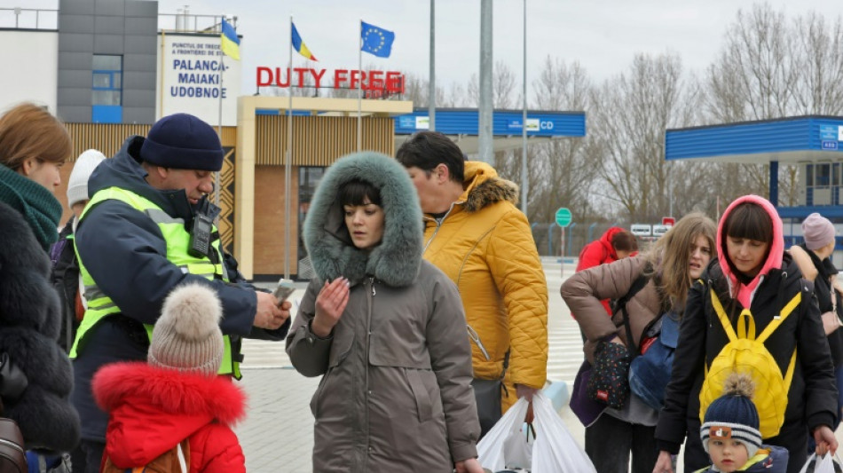 Erste 134 Ukraine-Flüchtlinge aus Moldau in Frankfurt gelandet