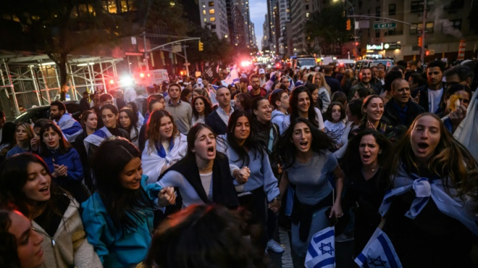 Manifesta&ccedil;&atilde;o em Nova York re&uacute;ne milhares de pessoas em apoio a Israel