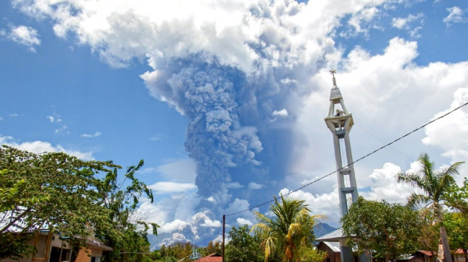 Volc&aacute;n en Indonesia expele enorme columna de ceniza