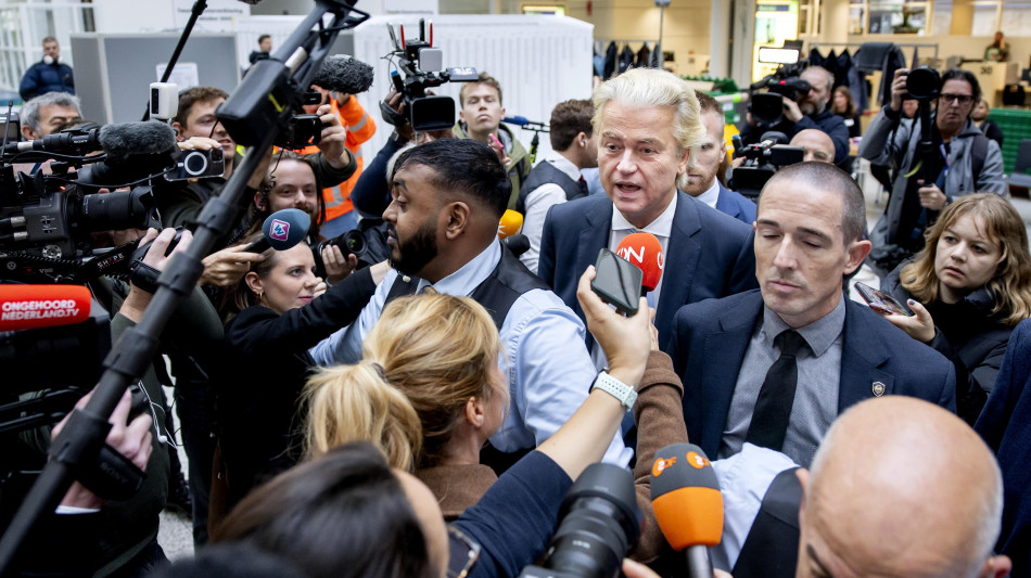Seggi aperti in Olanda, è testa a testa tra Wilders e i rivali