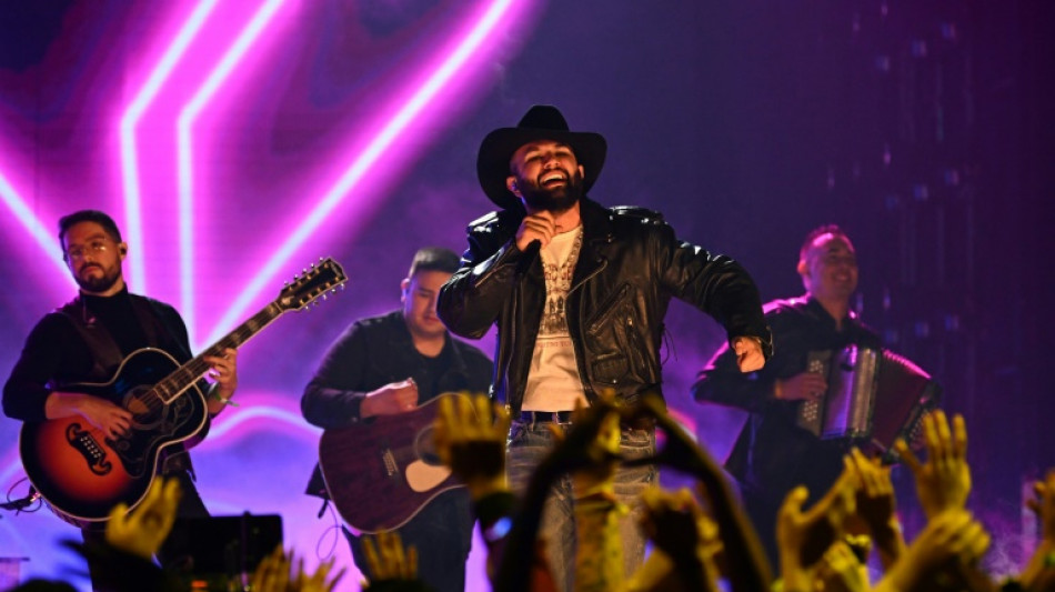 La prohibición de "narcocorridos" desata caos y destrozos en un concierto en México