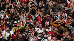 Arsenal vence de virada e Chelsea goleia no retorno do Campeonato Ingl&ecirc;s
