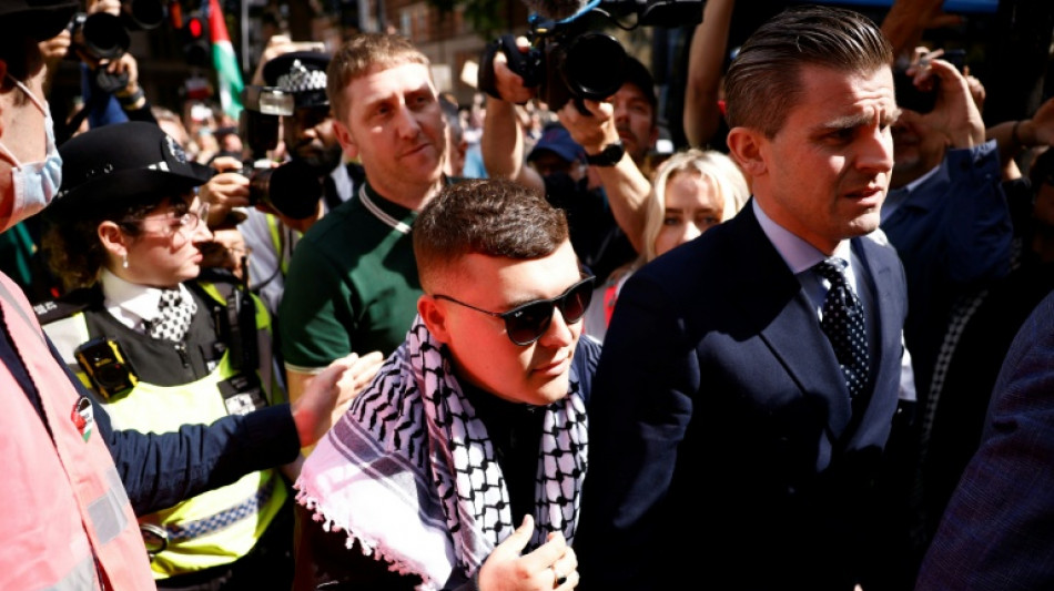 Comparution &agrave; Londres d'un rappeur du trio nord-irlandais Kneecap, accus&eacute; de soutien au Hezbollah