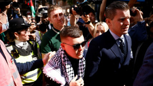 Un rappeur du groupe nord-irlandais Kneecap au tribunal, accus&eacute; de soutien au Hezbollah