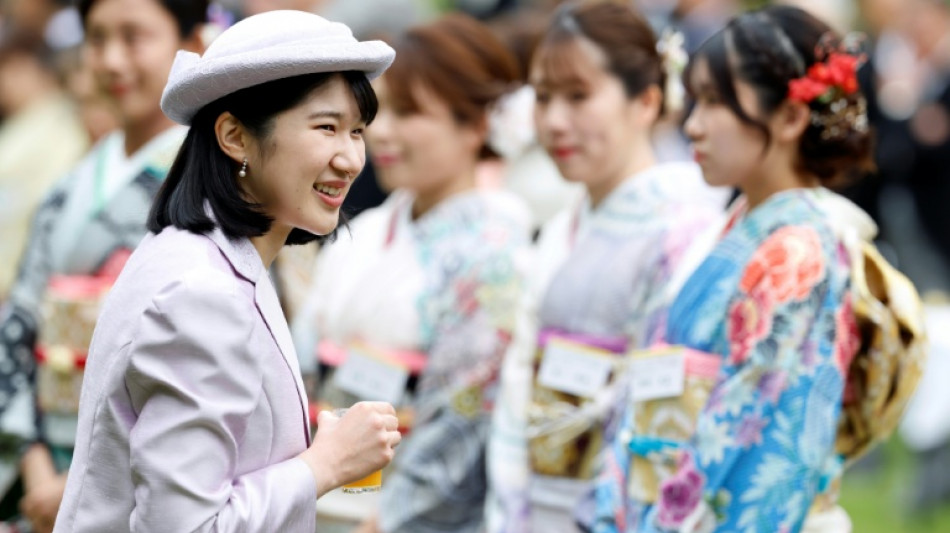 Jap&atilde;o reforma lei, mas mant&eacute;m fechada a porta para uma imperatriz