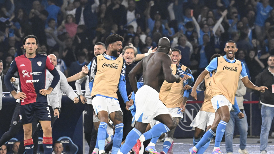 Grande festa al Maradona, Conte in campo abbraccia la squadra
