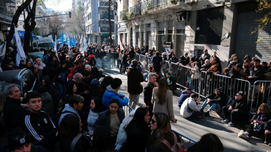 Centenas de apoiadores de Kirchner aguardam not&iacute;cias sobre sua deten&ccedil;&atilde;o na Argentina