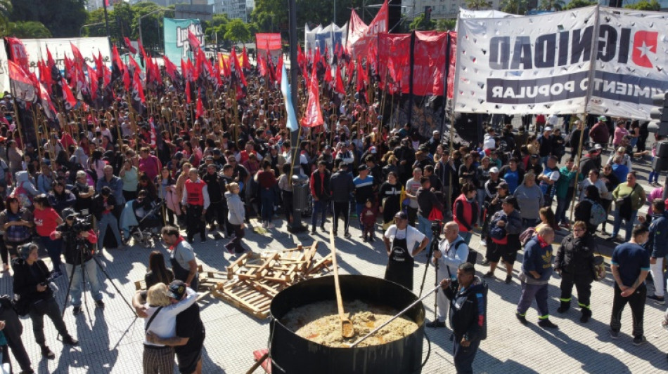 Argentinos celebram 1&ordm; de maio com atos contra o FMI