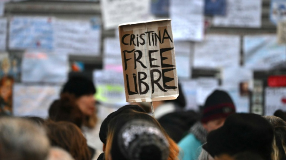 'Argentina com Cristina': milhares de manifestantes v&atilde;o &agrave;s ruas em apoio &agrave; ex-presidente