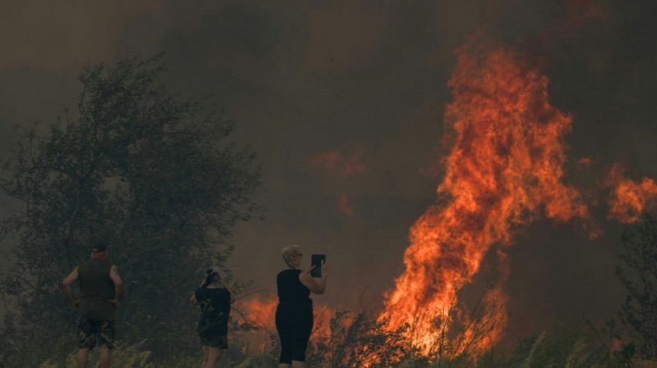 Incendie dans l'Aude: 10.000 hectares d&eacute;truits, neuf bless&eacute;s, l'A9 ferm&eacute;e